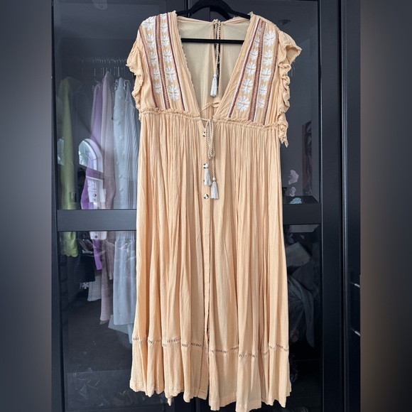 Free People Dresses & Skirts - Free People dress, tan, size Large, mid-length for someone who is tall…